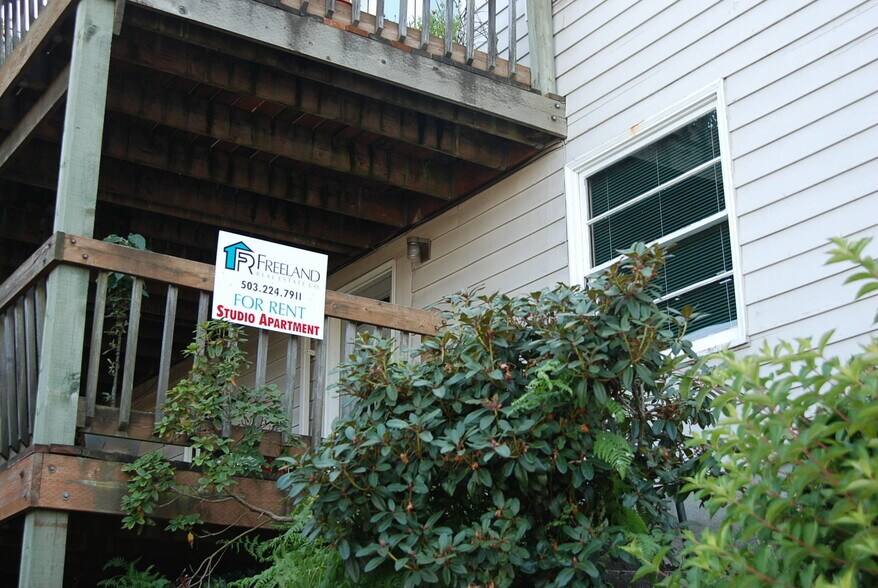 Building Photo - 3301 SW Barbur Blvd
