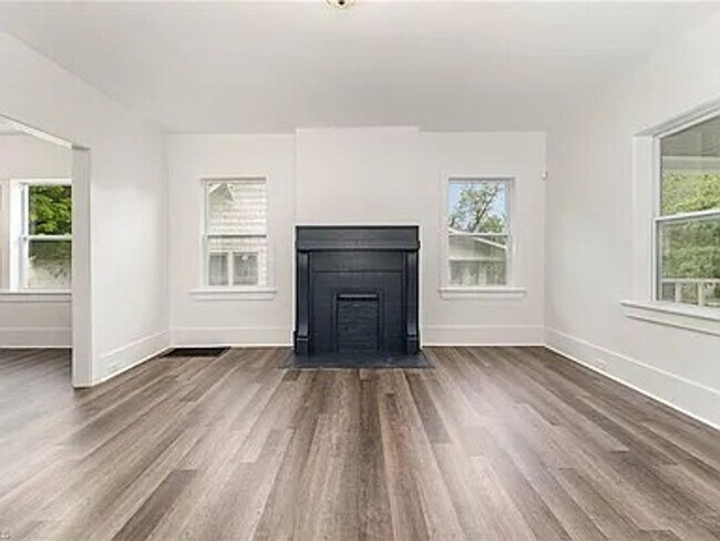 Building Photo - Charming Fully Renovated Cottage Minutes f...