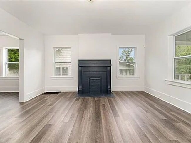 Building Photo - Charming Fully Renovated Cottage Minutes from Downtown!