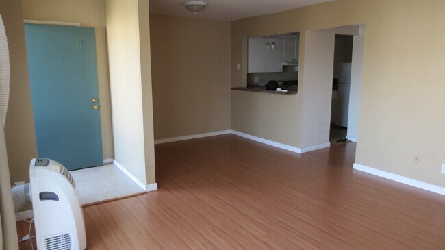 Dining room nook, kitchen to right - 3242 Ashford St