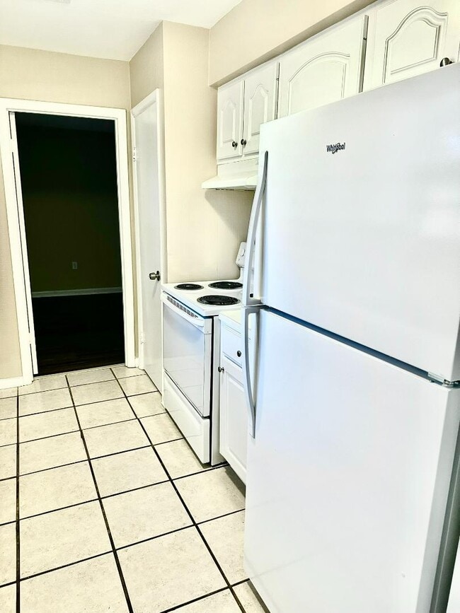 Building Photo - 305 N 40th Ave