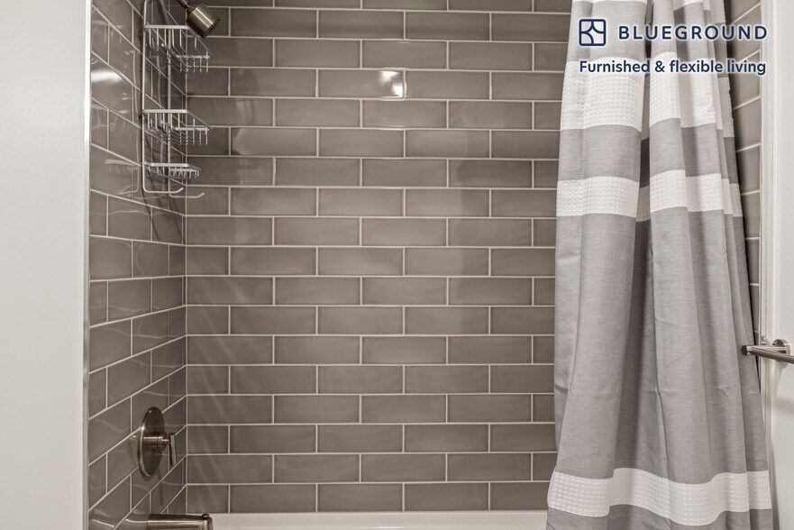 Building Photo - 704 Spring St