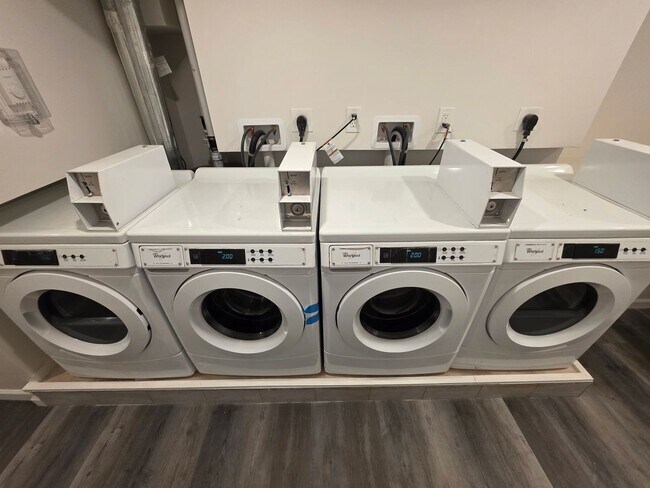 Building Photo - Newly Renovated 2 Bedroom Apartment *MOVE-...
