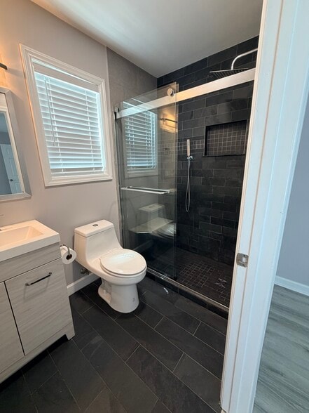 Primary's Ensuite Bathroom - 1028 Kent St