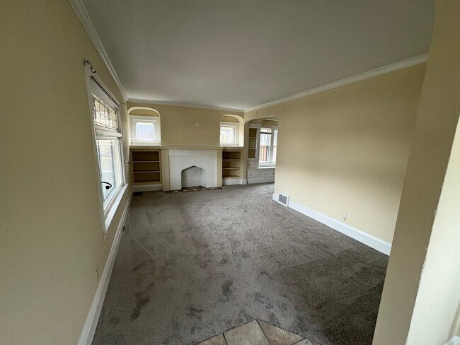 Building Photo - 11110 Vernon Ave