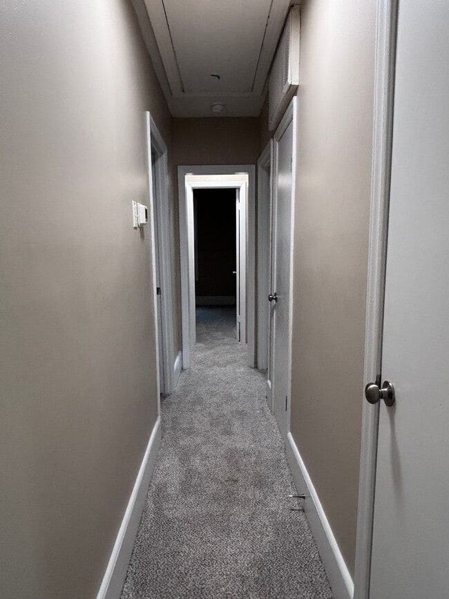 Building Photo - 3-bedroom Close to South Elm Street