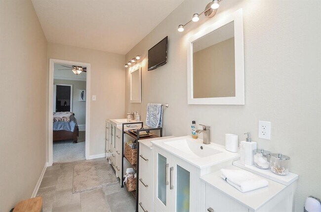 Building Photo - 3654 Royal Royce Dr