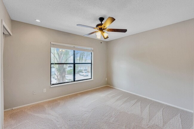 Building Photo - Newly Renovated 2/2.5 Townhome in Winter S...
