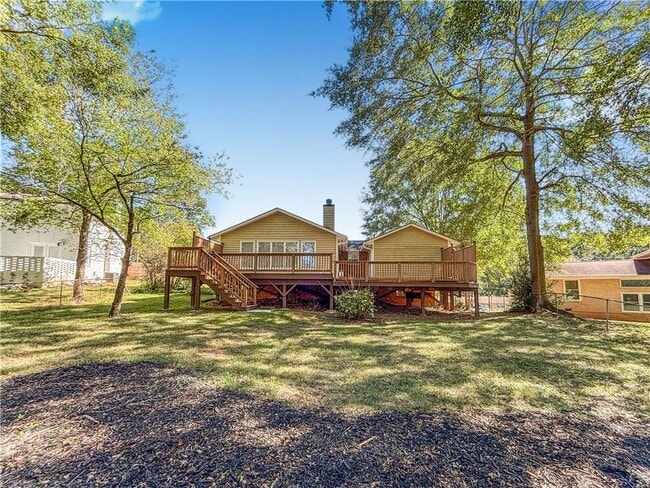 Building Photo - 2395 Powers Ferry Dr SE