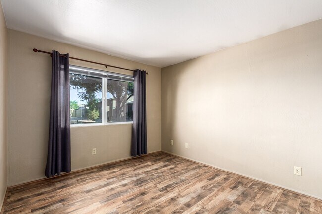 Building Photo - 2321 E Enid Cir