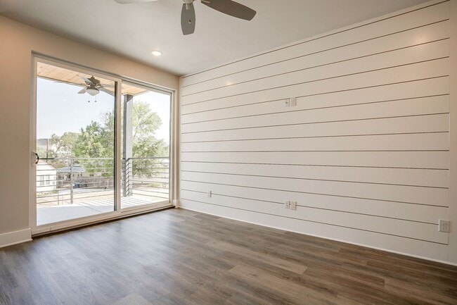 Building Photo - 2321 Benbrook Blvd