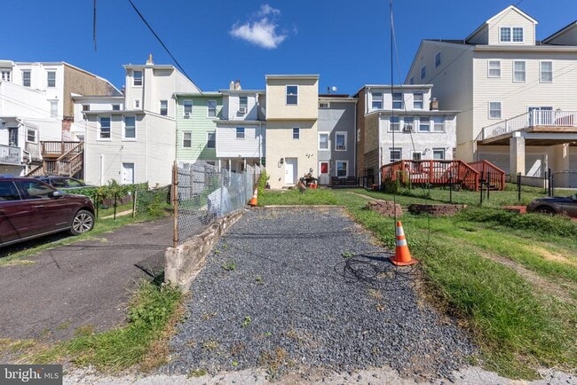 Building Photo - 369 E Hector St