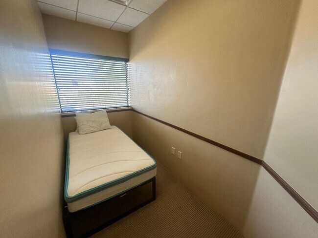 Building Photo - Large 1 bed / 1 bath Condo on North End of...