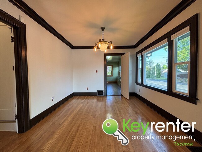 Building Photo - Spacious Craftsman in Lincoln District wit...