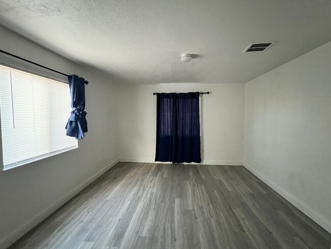 Building Photo - Large 4bd /2.75 Ba with a fenced front yard