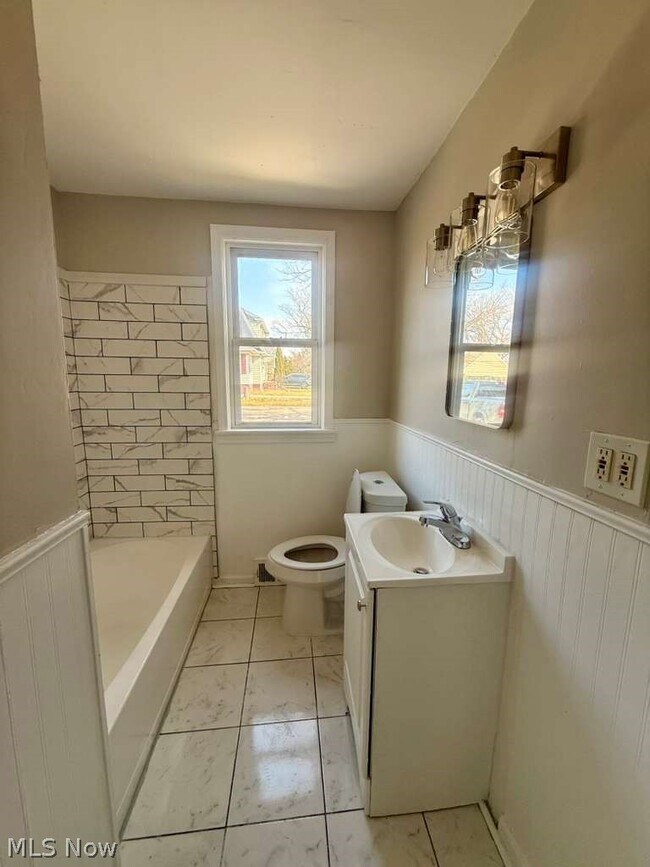 Building Photo - 2027 Warrensville Center Rd