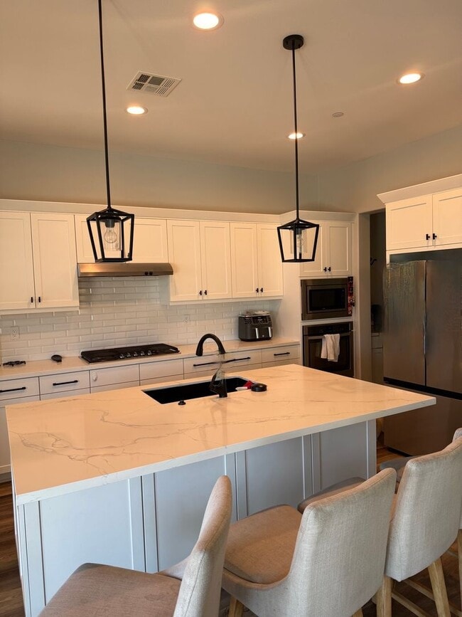 Building Photo - Home in Gated Five Knolls Community | 5 Bedrooms
