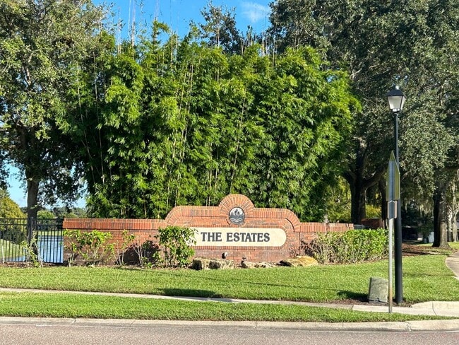 Building Photo - Waterfront Pool Home in Waterford Lakes