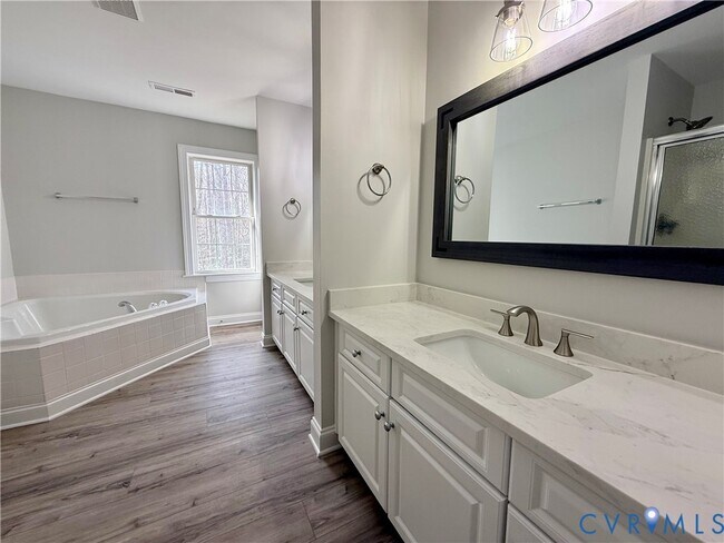 Building Photo - 1625 Southcreek Dr