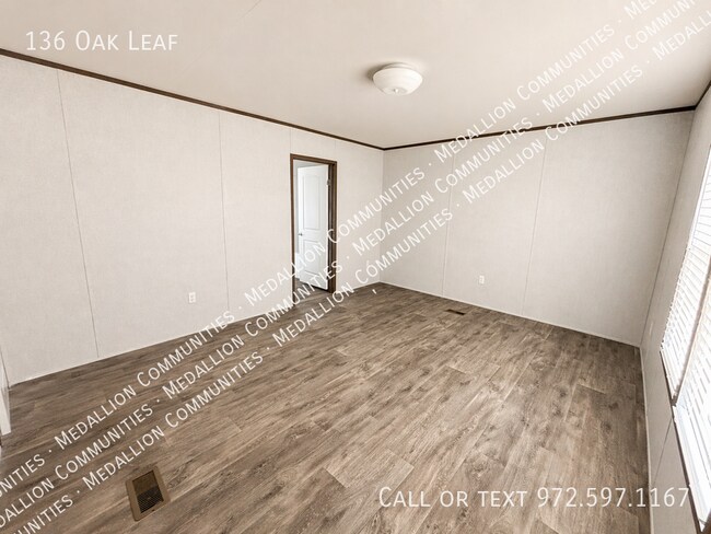 Building Photo - 136 Oak Leaf