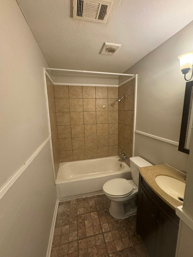 Building Photo - 2859 Kingsroad Ave