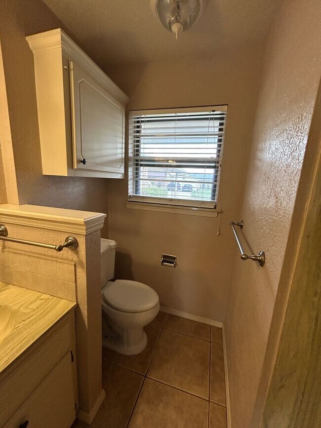 Building Photo - 3 bedroom, 1 3/4 baths NOW AVAILABLE in the Eisenhower School District!