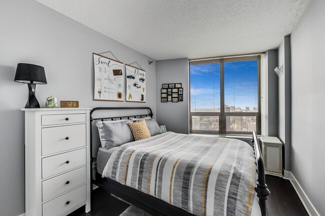 Building Photo - 400 N La Salle Dr