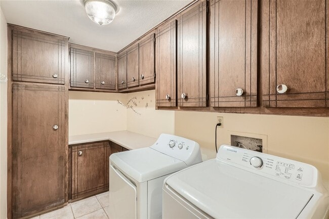 Building Photo - **Stunning 5-Bedroom 4-Bathroom Home in Li...