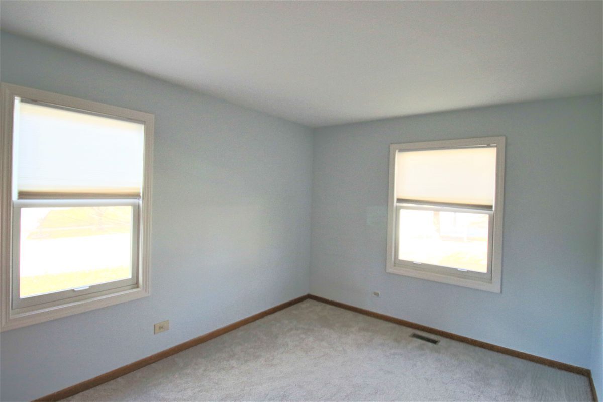 Building Photo - 2373 Crescent Ln S