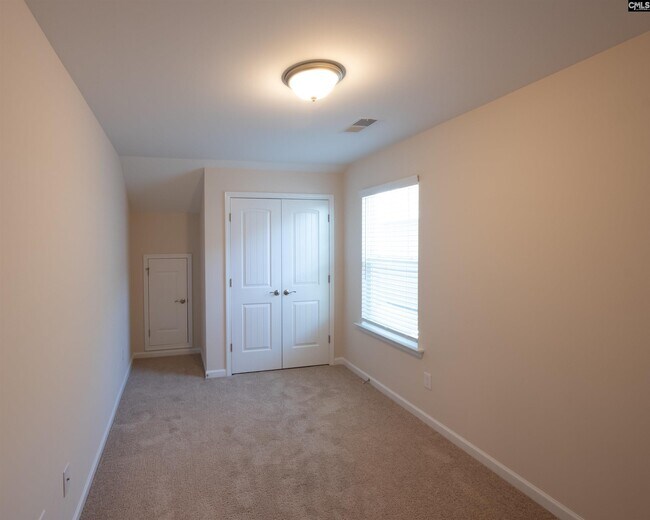 Building Photo - 945 Bergenfield Ln