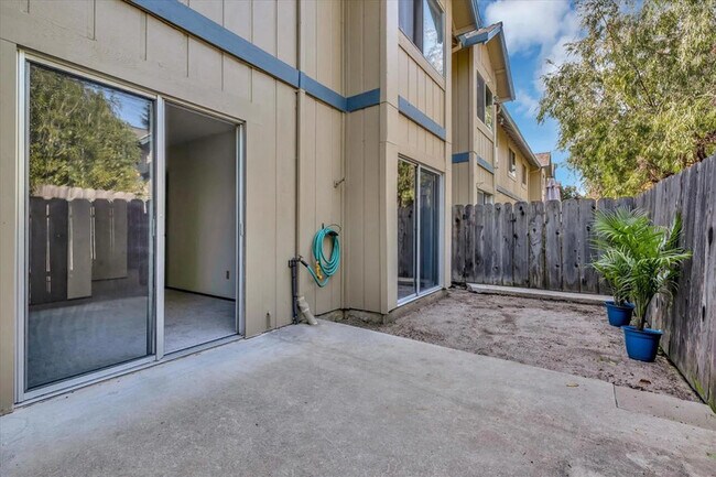 Building Photo - 106 Vista Prieta Ct
