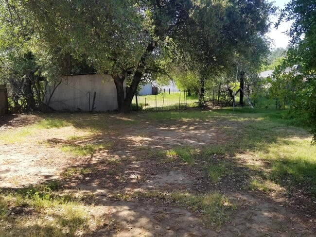 Building Photo - 3 BED 1 BATH HOUSE WITH A FENCED BACKYARD