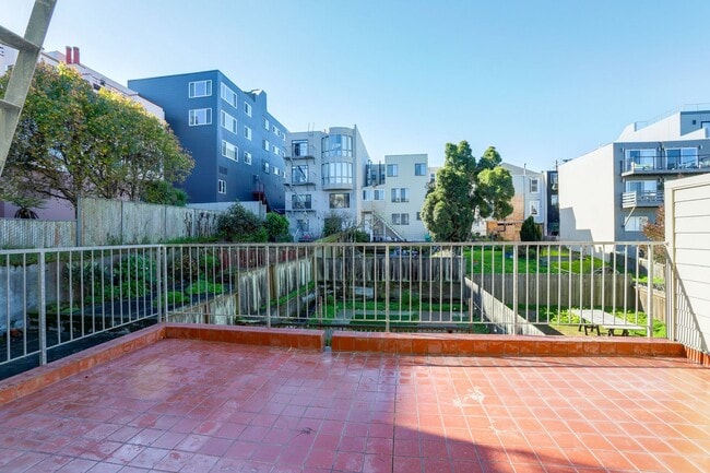 Building Photo - Spacious 3 Bed / 2 Bath Flat with garage parking in Outer Richmond. YouTube tour!