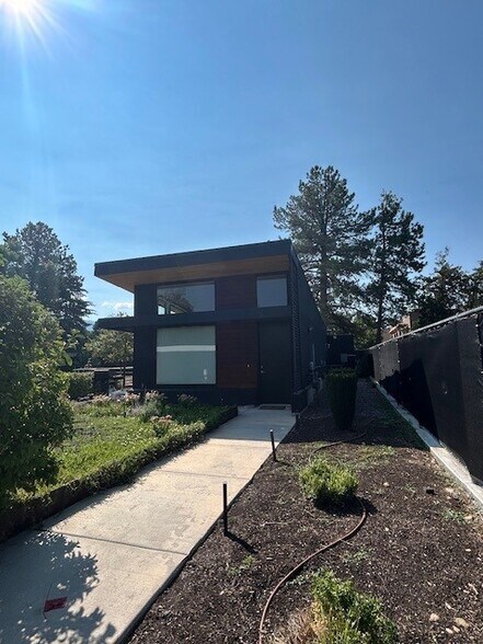 Primary Photo - 2044 E Hedgewood Ct
