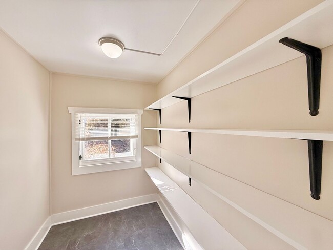 Building Photo - Charming 3 Bedroom Home for Rent!