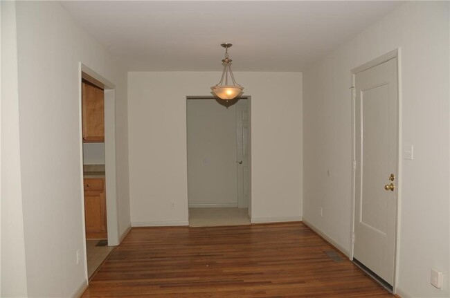 Building Photo - 3174 Vine Cir