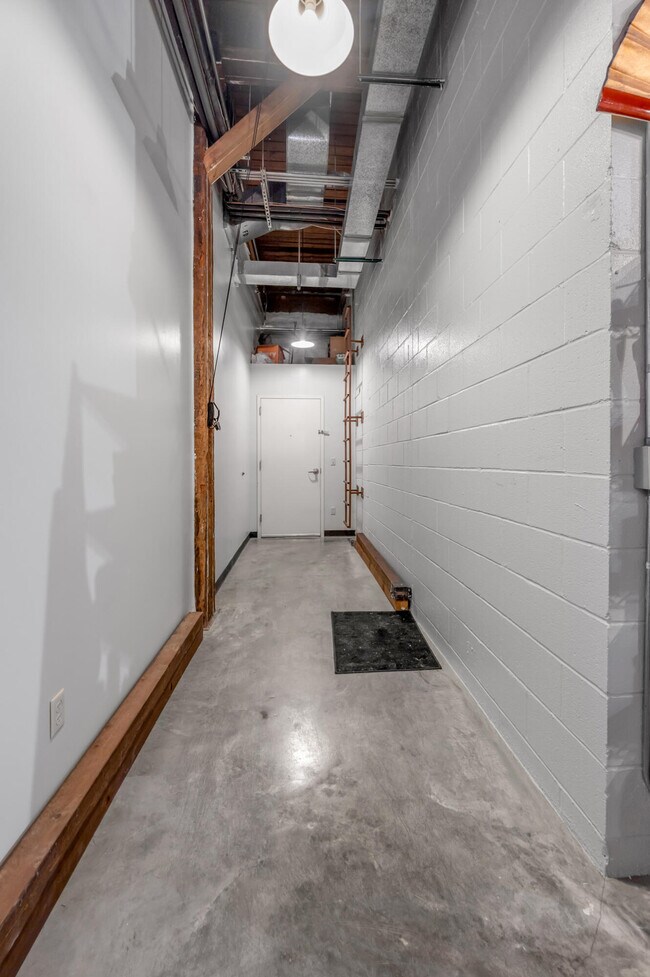 Building Photo - 585 S Upper St