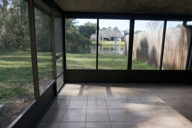 Building Photo - 2 Bedroom End Unit Townhome Near NAS