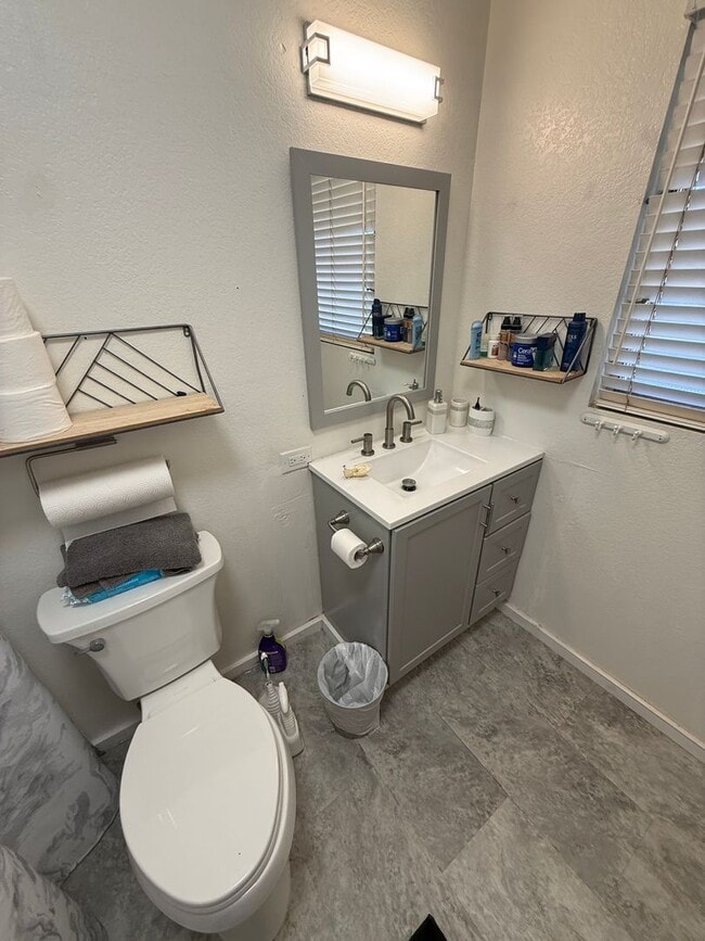 Building Photo - Ocean View 3 Bedroom Duplex Available Now in Kaimuki