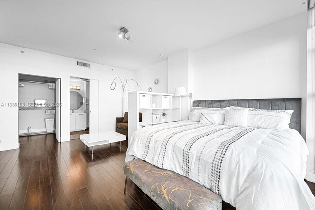 Building Photo - 3451 NE 1st Ave