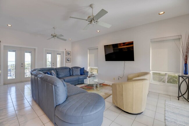 Building Photo - 8 Floral Ave