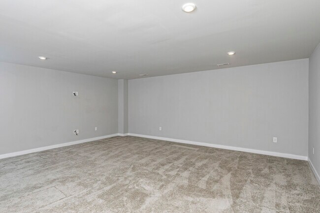 Building Photo - 2410 Lenox Dr