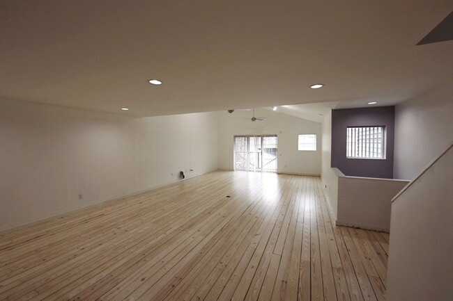 Building Photo - 702 Ruthven St