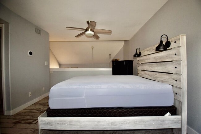 Building Photo - Beautiful modern 1 bed 2 bath corner unit in the Highlands Condominium community.