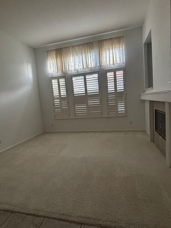 Building Photo - Beautiful 3 Bedroom 3 Bath Home