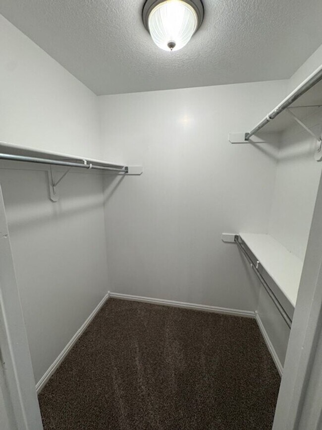 Building Photo - Sunshine & Savings: 2 Weeks Rent Free & $1...