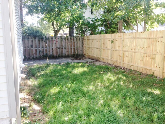 Building Photo - 3 Bedroom, 1.5 Bath Single Family Home Available Now!