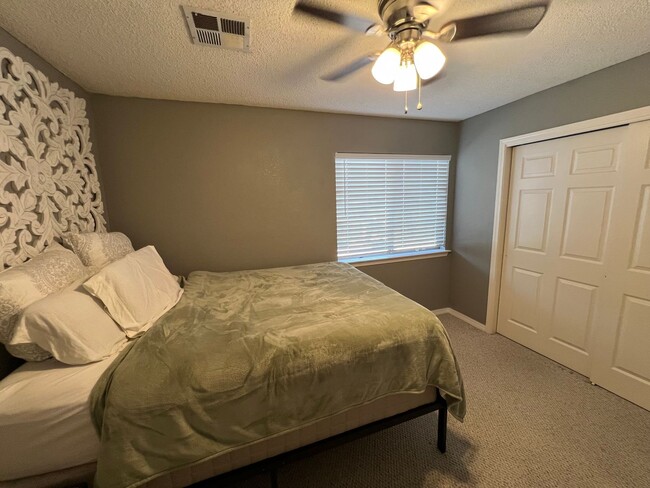 Building Photo - Charming 3-Bed, 2.5-Bath Home with Cozy Fi...