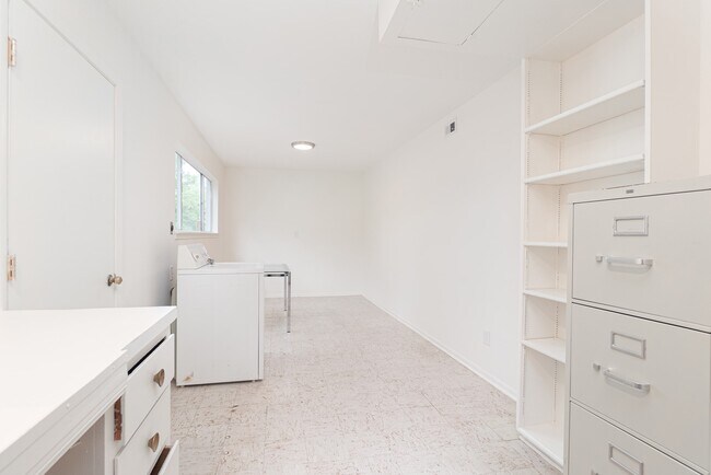 Building Photo - 3811 Ridgeline Dr