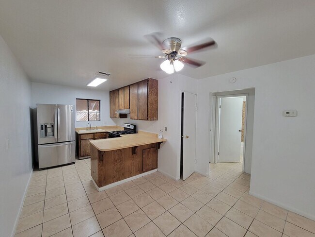 Building Photo - 2 Bedroom, 1 bath Apartment for Rent in Brawley